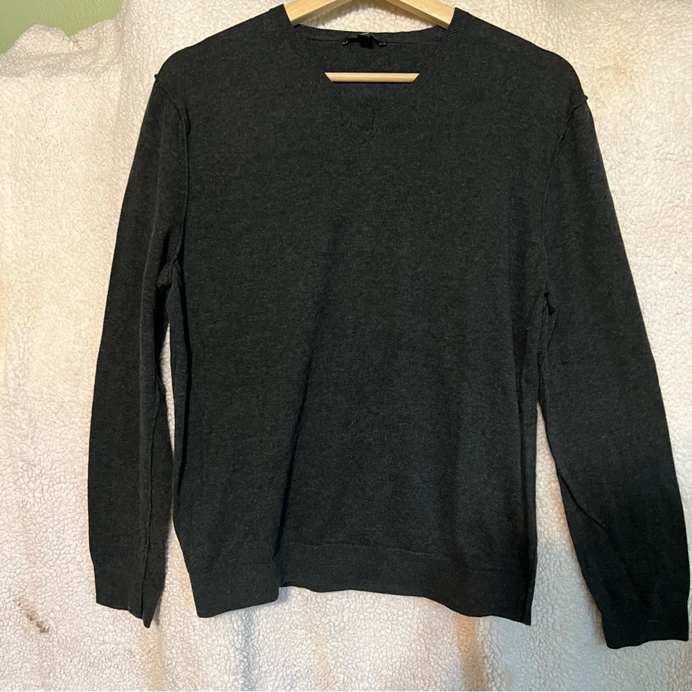 Gap dark gray V-neck women’s lightweight sweater.